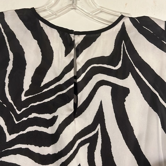 Vince Camuto sleeveless flowy satin top - Picture 6 of 9